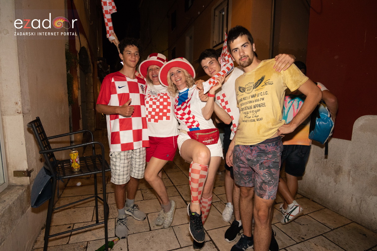 Čudesna noć: Velika fešta ulicama Zadra nakon plasmana Vatrenih u finale SP Čudesna noć: Velika fešta ulicama Zadra nakon plasmana Vatrenih u finale SP
