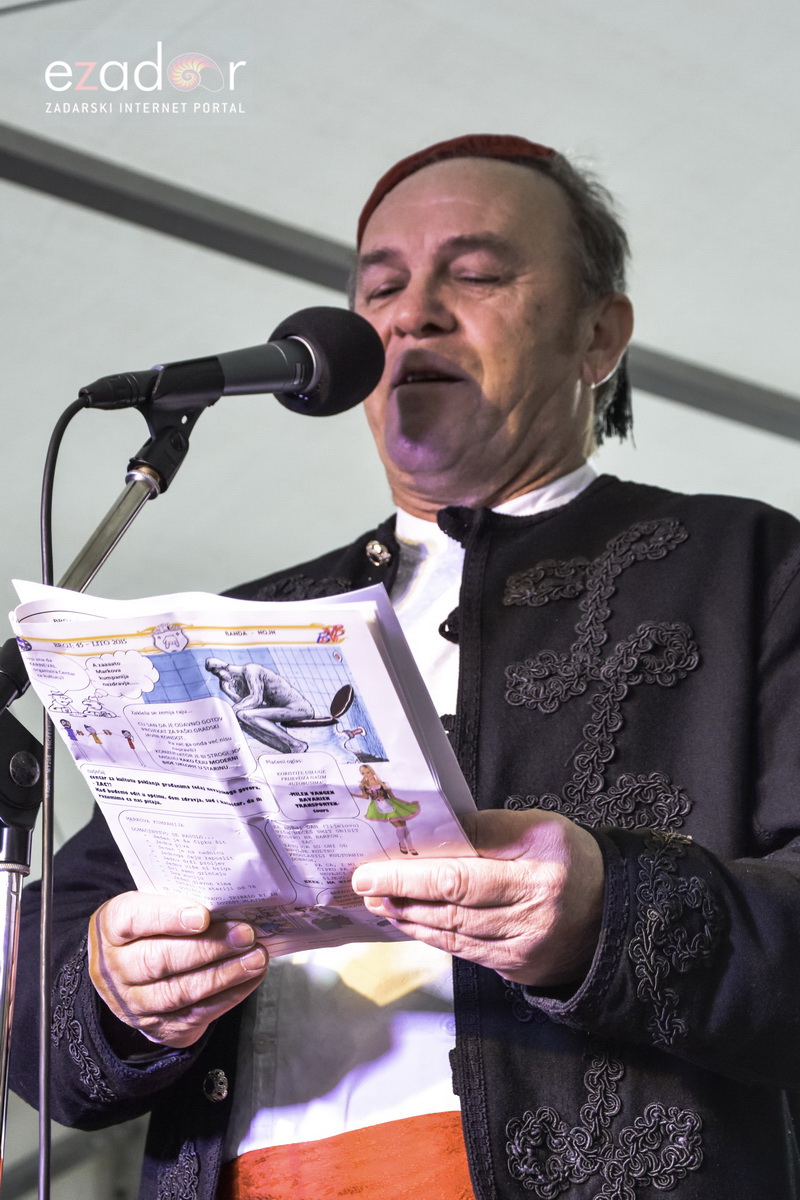 Paški zimski karneval 2018: Karnevalska povorka prošla ulicama grada do Pijace