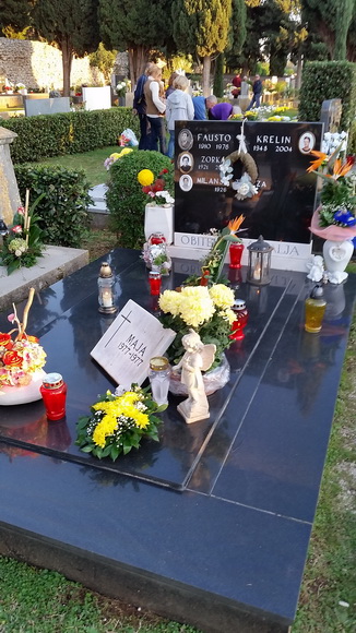 Uoči blagdana Svih svetih brojni su Zadrani posjetili Gradsko groblje i uredili počivališta najmilijih i okitili ih cvijećem, Foto: M. Malik Uoči blagdana Svih svetih brojni su Zadrani posjetili Gradsko groblje i uredili počivališta najmilijih i okitili ih cvijećem, Foto: M. Malik