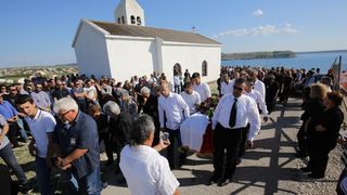 Mirko Miočić ispraćen na posljednji počinak na mjesnom groblju u Rtini Mirko Miočić ispraćen na posljednji počinak na mjesnom groblju u Rtini