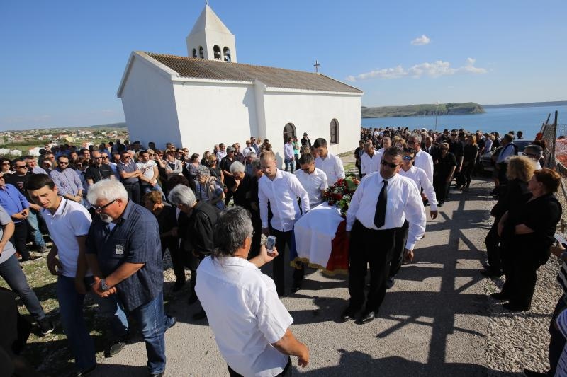 Mirko Miočić ispraćen na posljednji počinak na mjesnom groblju u Rtini Mirko Miočić ispraćen na posljednji počinak na mjesnom groblju u Rtini
