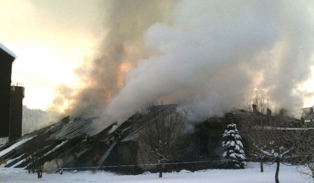 Bjelolasica, 250111.
Tijekom noci u Olimpijskom centru Bjelolasica doslo je do pozara u kojem su izgorjeli sportska dvorana i restoran.
Foto: Mario Pusic / CROPIX