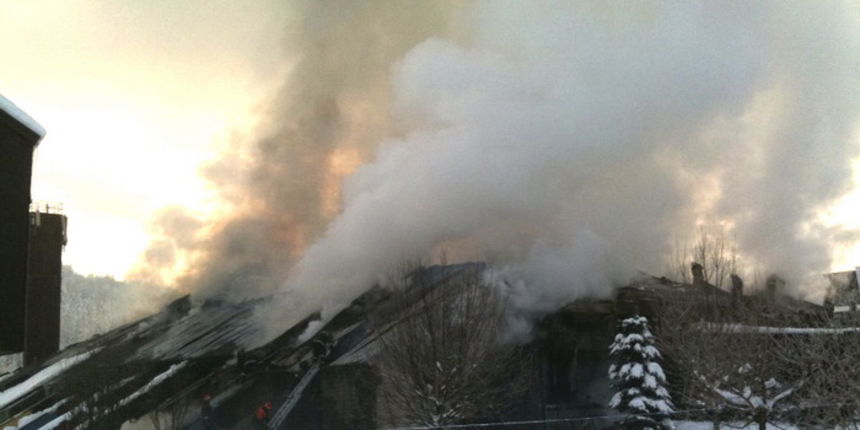 Bjelolasica, 250111.
Tijekom noci u Olimpijskom centru Bjelolasica doslo je do pozara u kojem su izgorjeli sportska dvorana i restoran.
Foto: Mario Pusic / CROPIX