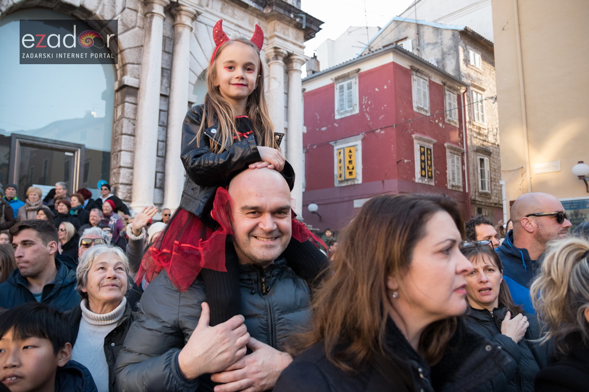 Zadarski karneval 2018: Povorka maškaranih skupina od Gradskih vrata preko Foruma do Narodnog trga Zadarski karneval 2018: Povorka maškaranih skupina od Gradskih vrata preko Foruma do Narodnog trga