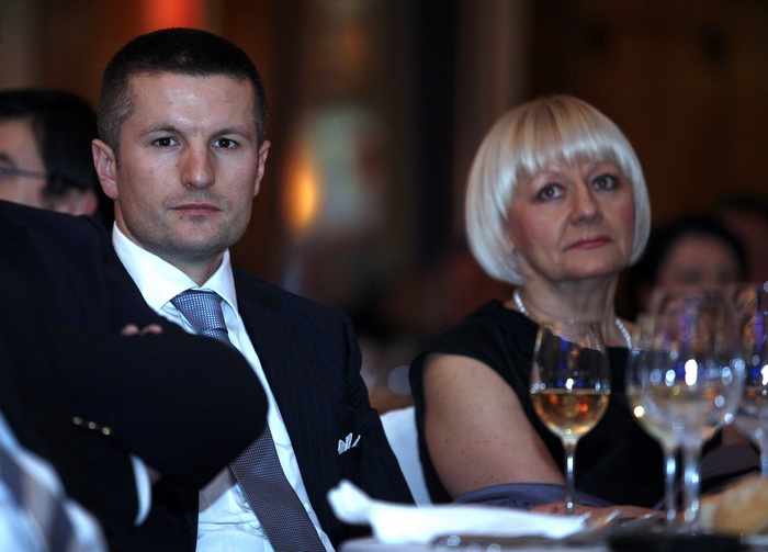 Zagreb, 161110.
U hotelu Westin odrzan je 20. susret CROMA 2010, na kojm su dodijeljene nagrade za najbolje menadzere i poduzetnike u ovoj godini. Dodijeljeno je 14 nagrada i plaketa.
Na slici: Ante Todoric i Ljerka Puljic.
Foto: Neja Markicevic / CROPIX Zagreb, 161110.
U hotelu Westin odrzan je 20. susret CROMA 2010, na kojm su dodijeljene nagrade za najbolje menadzere i poduzetnike u ovoj godini. Dodijeljeno je 14 nagrada i plaketa.
Na slici: Ante Todoric i Ljerka Puljic.
Foto: Neja Markicevic / CROPIX