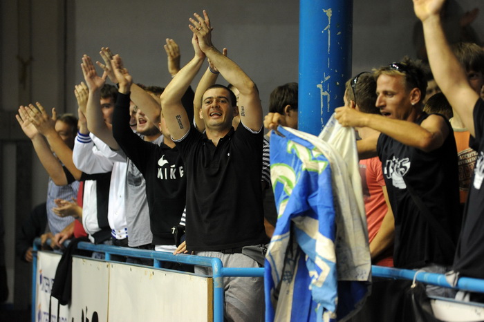 Zadar, 230912
Dvorana Jazine.
Humanitarna utakmica “Za Stephanie smo vratili kosarku u Jazine” na kojoj su nastupile brojne bivse zvijezde KK Zadra poput Dina Radje, Arijana Komazeca, Gordana Giriceka i drugih.
Na fotografiji: detalj s dogadjaja
Foto: Lu Zadar, 230912
Dvorana Jazine.
Humanitarna utakmica “Za Stephanie smo vratili kosarku u Jazine” na kojoj su nastupile brojne bivse zvijezde KK Zadra poput Dina Radje, Arijana Komazeca, Gordana Giriceka i drugih.
Na fotografiji: detalj s dogadjaja
Foto: Lu