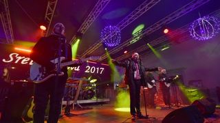 Mladen Grdović pjesmom uveo Poreč u Novu 2017.