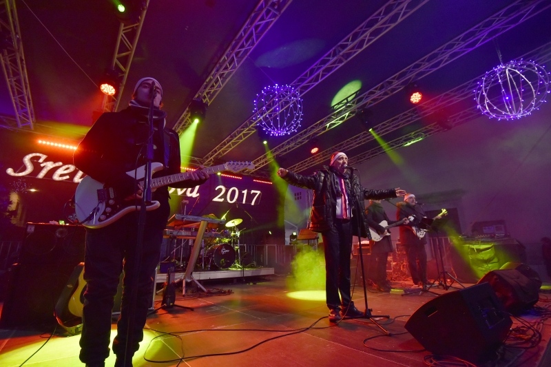 Mladen Grdović pjesmom uveo Poreč u Novu 2017.