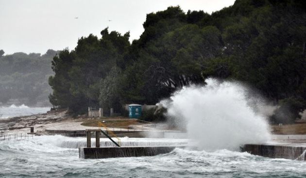 Nakon lijepih dana jugo je uzburkalo more, veliki valovi na podrucju Istre. Photo: Dusko Marusic/PIXSELL