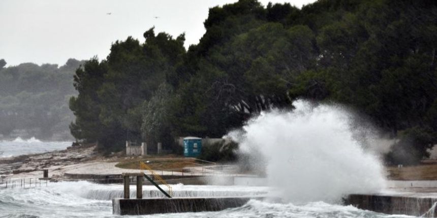 Nakon lijepih dana jugo je uzburkalo more, veliki valovi na podrucju Istre. Photo: Dusko Marusic/PIXSELL Nakon lijepih dana jugo je uzburkalo more, veliki valovi na podrucju Istre. Photo: Dusko Marusic/PIXSELL