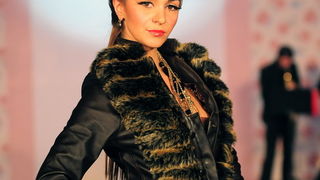 Skopje, Makedonija, 301010.
Sinoc je poceo ‘fashion weekend’ u Skopju. Na otvaranju
‘fashion weekend’-a revijom se predstavila poznata makedonska dizajnerica Elena Luka.
Na slici: lijepe manekenke su nosile modele u baroknom stilu.
Foto: Maja Zlatevska / Skopje, Makedonija, 301010.
Sinoc je poceo ‘fashion weekend’ u Skopju. Na otvaranju
‘fashion weekend’-a revijom se predstavila poznata makedonska dizajnerica Elena Luka.
Na slici: lijepe manekenke su nosile modele u baroknom stilu.
Foto: Maja Zlatevska /