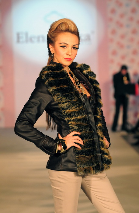 Skopje, Makedonija, 301010.
Sinoc je poceo ‘fashion weekend’ u Skopju. Na otvaranju
‘fashion weekend’-a revijom se predstavila poznata makedonska dizajnerica Elena Luka.
Na slici: lijepe manekenke su nosile modele u baroknom stilu.
Foto: Maja Zlatevska / Skopje, Makedonija, 301010.
Sinoc je poceo ‘fashion weekend’ u Skopju. Na otvaranju
‘fashion weekend’-a revijom se predstavila poznata makedonska dizajnerica Elena Luka.
Na slici: lijepe manekenke su nosile modele u baroknom stilu.
Foto: Maja Zlatevska /