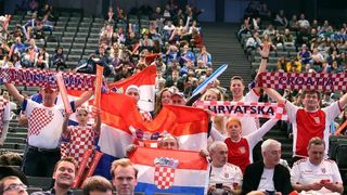 Hrvatski navijači u Parizu na utakmici Slovenija – Hrvatska za 3. mjesto na Svjetskom prvenstvu