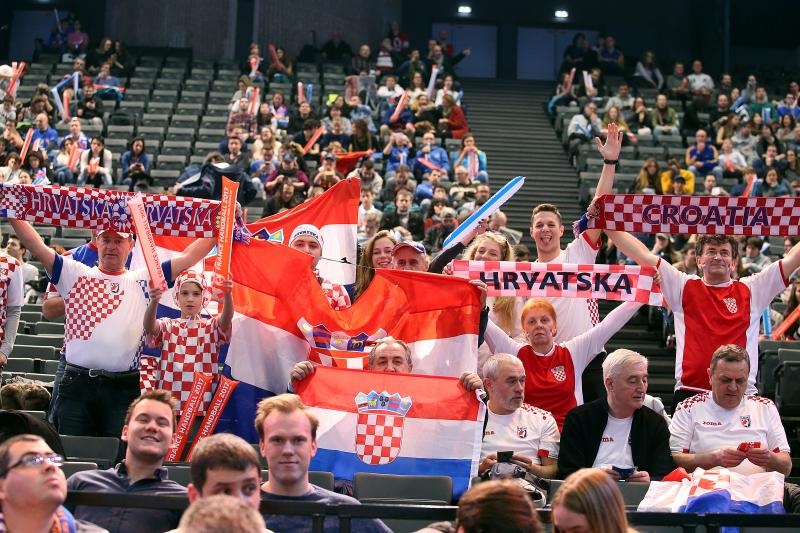 Hrvatski navijači u Parizu na utakmici Slovenija – Hrvatska za 3. mjesto na Svjetskom prvenstvu