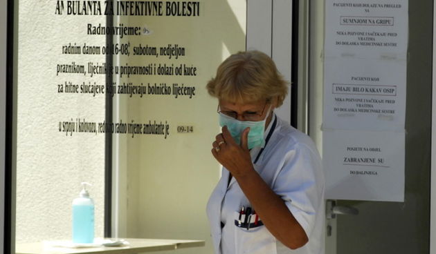 Sibenik, 190709.
Opca Bolnica Sibenik, zarazni odjel.
Zbog sumnje na svinjsku gripu svi na odjelu nose zastitne maske, a maturanti dolaze na pregled.
Na slici: ulaz na odjel.
Foto: Niksa Stipanicev / CROPIX