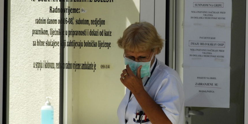 Sibenik, 190709.
Opca Bolnica Sibenik, zarazni odjel.
Zbog sumnje na svinjsku gripu svi na odjelu nose zastitne maske, a maturanti dolaze na pregled.
Na slici: ulaz na odjel.
Foto: Niksa Stipanicev / CROPIX Sibenik, 190709.
Opca Bolnica Sibenik, zarazni odjel.
Zbog sumnje na svinjsku gripu svi na odjelu nose zastitne maske, a maturanti dolaze na pregled.
Na slici: ulaz na odjel.
Foto: Niksa Stipanicev / CROPIX