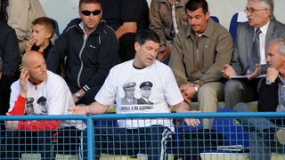 Zadar, 230411.
Nogomet, 26. kolo prve hrvatske nogometne lige : Zadar – Inter. Stadion na stanovima.
Na fotografiji : Reno Sinovcic sa majicom podrske generalima Gotovini i Markacu.
Foto : Andrija Lucic / CROPIX Zadar, 230411.
Nogomet, 26. kolo prve hrvatske nogometne lige : Zadar – Inter. Stadion na stanovima.
Na fotografiji : Reno Sinovcic sa majicom podrske generalima Gotovini i Markacu.
Foto : Andrija Lucic / CROPIX