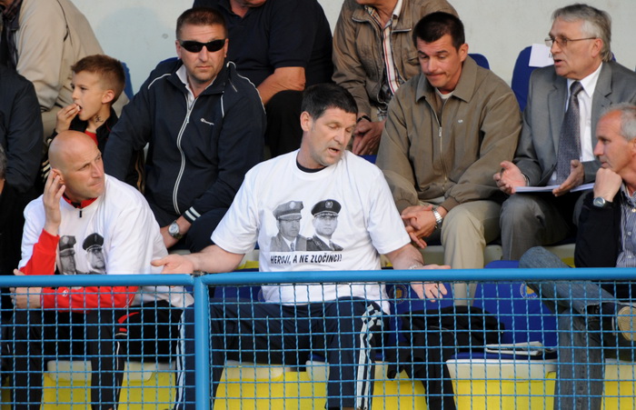 Zadar, 230411.
Nogomet, 26. kolo prve hrvatske nogometne lige : Zadar – Inter. Stadion na stanovima.
Na fotografiji : Reno Sinovcic sa majicom podrske generalima Gotovini i Markacu.
Foto : Andrija Lucic / CROPIX Zadar, 230411.
Nogomet, 26. kolo prve hrvatske nogometne lige : Zadar – Inter. Stadion na stanovima.
Na fotografiji : Reno Sinovcic sa majicom podrske generalima Gotovini i Markacu.
Foto : Andrija Lucic / CROPIX