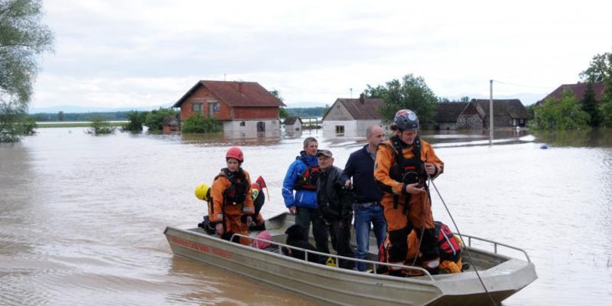 Rajevo Selo – Slavonska sela pogodila poplava nezapamcenih razmjera, nasip koji je u poslijepodnevnim satima popustio poplavio je cijelo Rajevo Selo te jos nekoliko okolnih sela iz kojih je do sada evakuirano oko 400 ljudi. Photo: Goran Ferbezar/PIXSELL Rajevo Selo – Slavonska sela pogodila poplava nezapamcenih razmjera, nasip koji je u poslijepodnevnim satima popustio poplavio je cijelo Rajevo Selo te jos nekoliko okolnih sela iz kojih je do sada evakuirano oko 400 ljudi. Photo: Goran Ferbezar/PIXSELL
