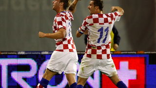 Zagreb, 050909.
Stadion u Maksimiru.
Kvalifikacijska nogometna utakmica skupine 6 za Svjetsko prvenstvo u Juznoj Africi 2010.
Hrvatska – Bjelorusija
Na fotografiji slijeva: Ivan Rakitic i Darijo Srna.
Foto: Ronald Gorsic / CROPIX