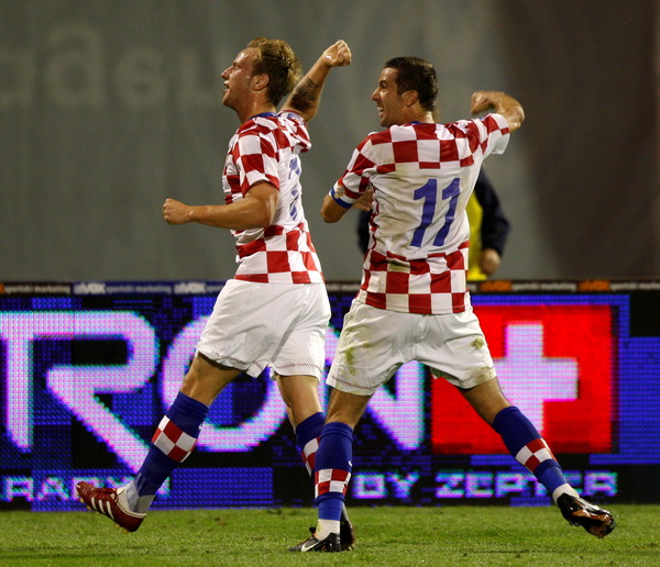 Zagreb, 050909.
Stadion u Maksimiru.
Kvalifikacijska nogometna utakmica skupine 6 za Svjetsko prvenstvo u Juznoj Africi 2010.
Hrvatska – Bjelorusija
Na fotografiji slijeva: Ivan Rakitic i Darijo Srna.
Foto: Ronald Gorsic / CROPIX