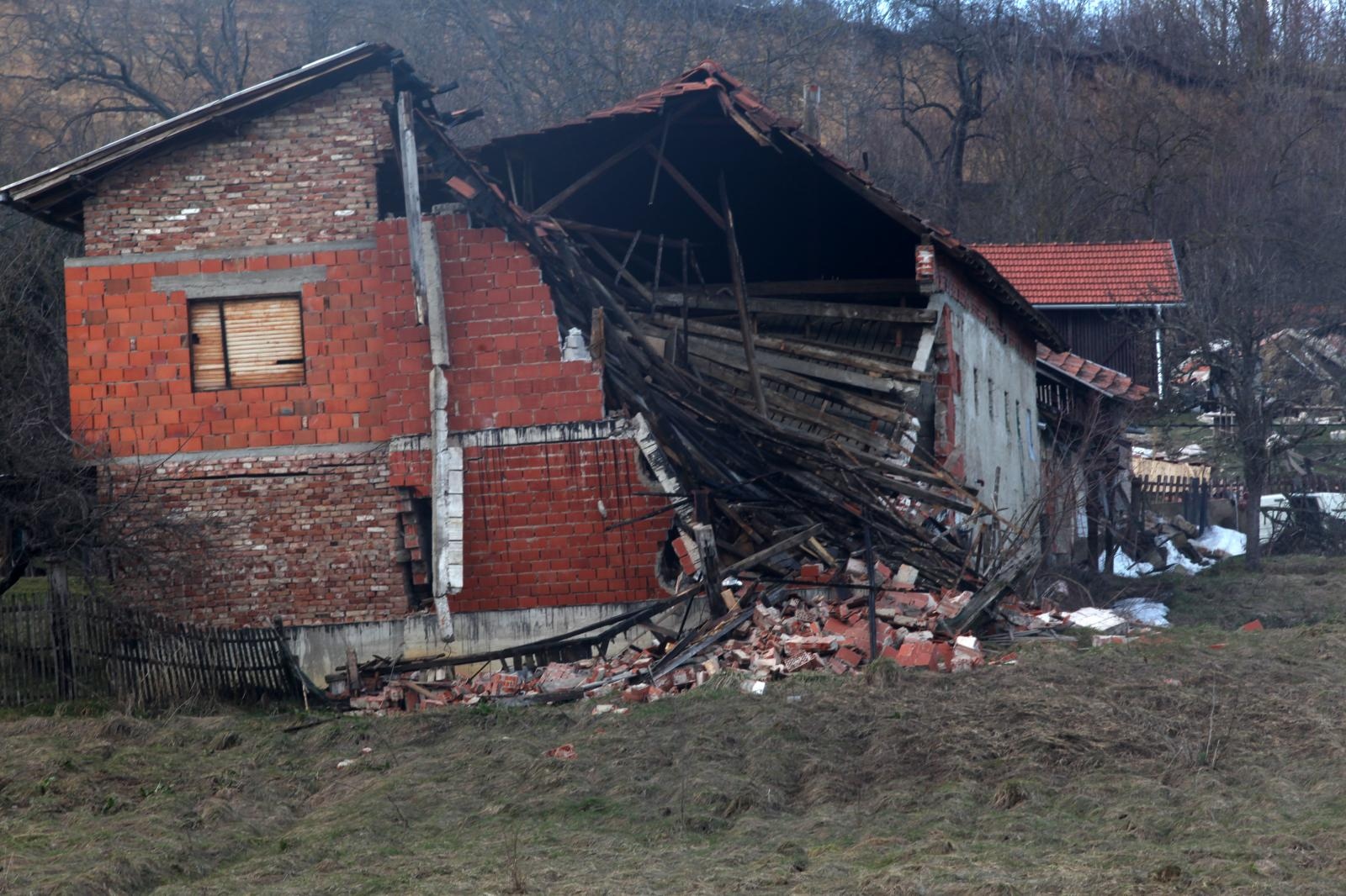 Hrvatska Kostajnica: u odronu stijene potpuno uništeno sedam kuća