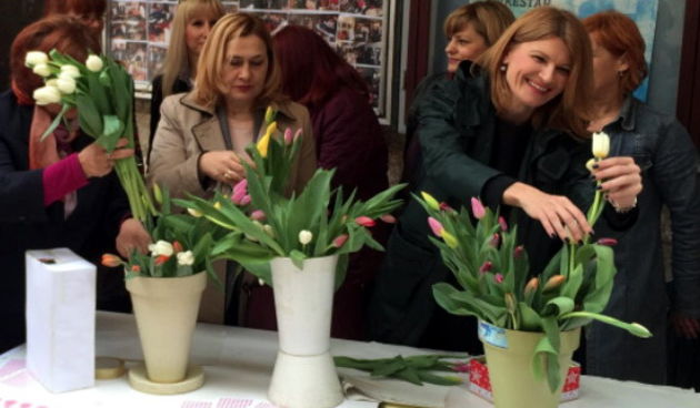 Na Narodnom trgu održana humanitarna akcija “Omiljeni cvijet Ane Rukavine”