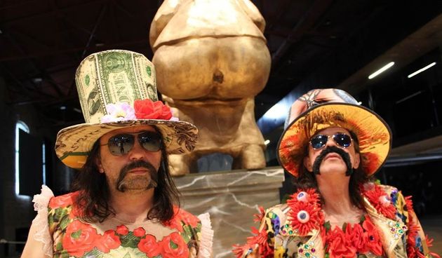 LET 3 Predsjedničkim dvorima poklonili spomenik ”Angela Merkel sere”!