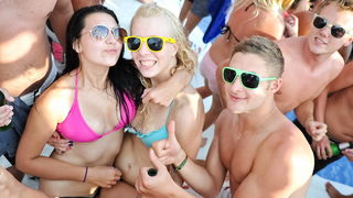 Zrce, Pag, 170812.
Tulumarenje na Zrcu traje danonocno, a najpopularniji su after beach i night party u Aquariusu.
Foto: Goran Telak / CROPIX