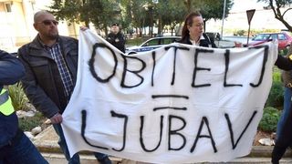 Ispred zadarskog Centra za socijalnu skrb, odrzan je prosvjed kako bi se izrazilo nezadovoljstvo nacinom rada djelatnika ove institucije. Prosvjed je potaknut nedavnim zbivanjima u skucaju obiteli Bozic. Photo: Dino Stanin/PIXSELL Autor  Dino Stanin/PIXS