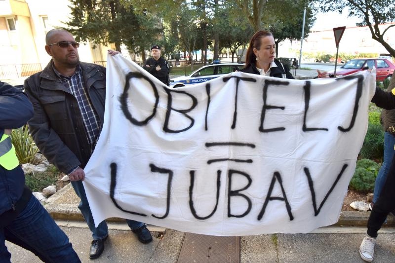 Ispred zadarskog Centra za socijalnu skrb, odrzan je prosvjed kako bi se izrazilo nezadovoljstvo nacinom rada djelatnika ove institucije. Prosvjed je potaknut nedavnim zbivanjima u skucaju obiteli Bozic. Photo: Dino Stanin/PIXSELL Autor  Dino Stanin/PIXS