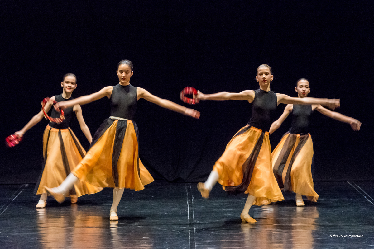 Božićna čestitka plesnog odjela Glazbene škole Blagoje Bersa