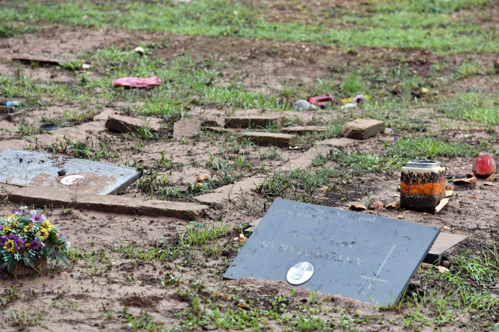 Djelatnici Nasada saniraju štetu na Gradskom groblju Zadar Djelatnici Nasada saniraju štetu na Gradskom groblju Zadar