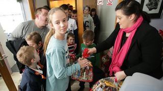 Luki Modriću u dječjoj bolnici u Klaićevoj uručena nagrada nogometaša godine, Photo: Petar Glebov/PIXSELL Luki Modriću u dječjoj bolnici u Klaićevoj uručena nagrada nogometaša godine, Photo: Petar Glebov/PIXSELL