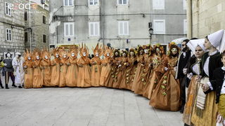 Paški zimski karneval 2018: Karnevalska povorka prošla ulicama grada do Pijace