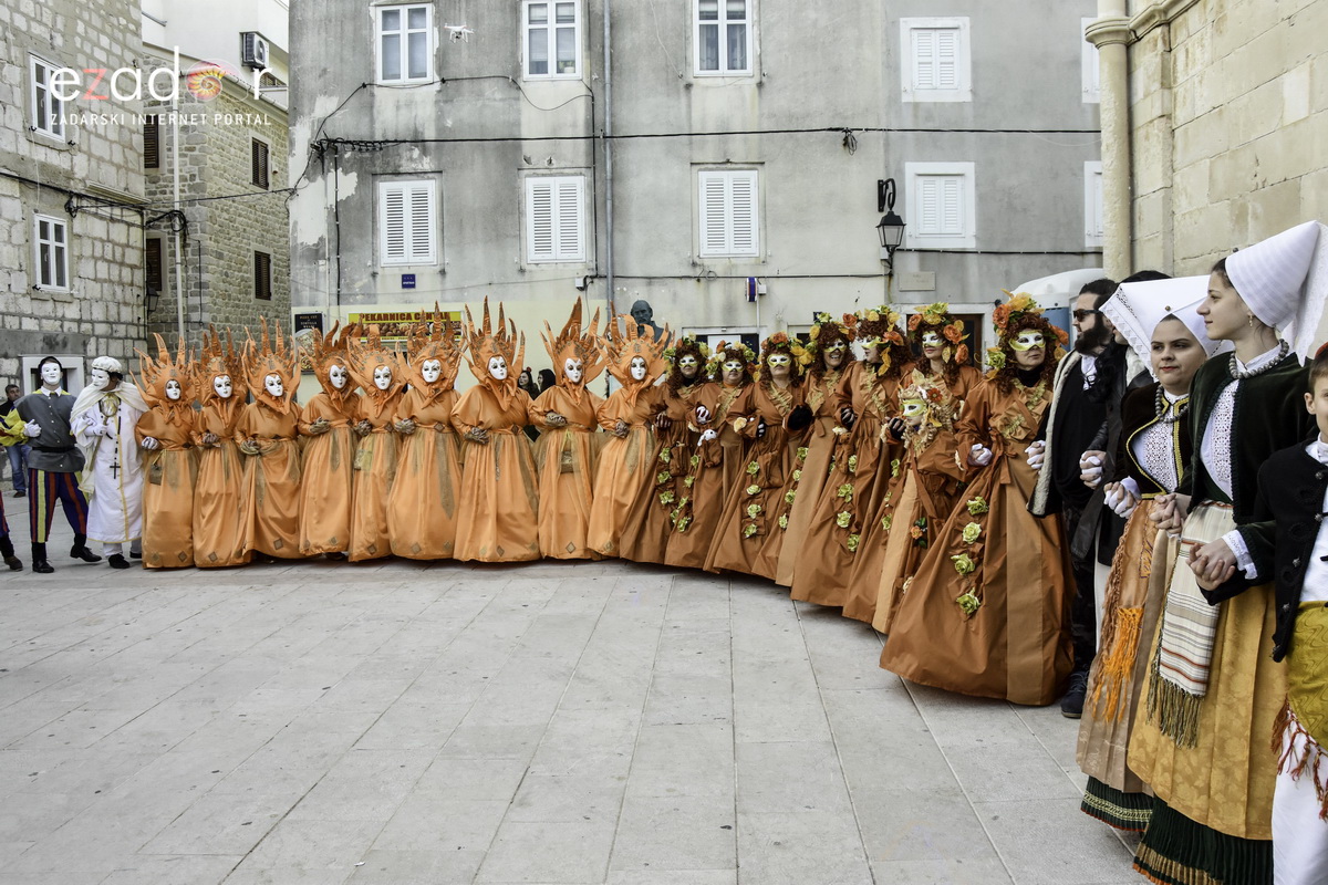 Paški zimski karneval 2018: Karnevalska povorka prošla ulicama grada do Pijace
