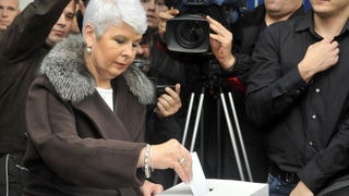 Zagreb, 041211.
Parlamentarni izbori 2011.
Izborno mjesto OS A. G. Matos. 
Na slici: Premijerka Jadranka Kosor glasala je u 9 sati.
Foto: Bruno Konjevic / CROPIX