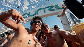 Novalja / Zrce, 260811.
Tematski blok: Pjena party u Aquariusu. Jedan od zastitnih znakova zrcanskog kluba Aquarius je pjena party. Svakodnevni je sastavni dio Aquariusovih After Beach Partyja. Taj jednostavan dogadjaj izuzetno veseli partijanere koji rad