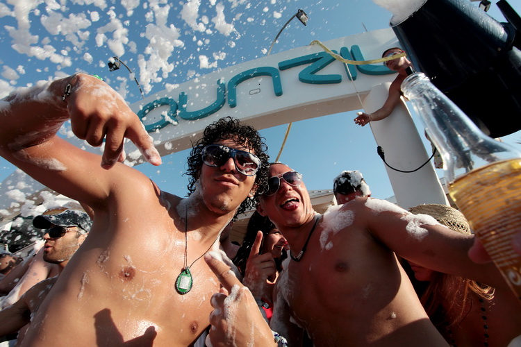 Novalja / Zrce, 260811.
Tematski blok: Pjena party u Aquariusu. Jedan od zastitnih znakova zrcanskog kluba Aquarius je pjena party. Svakodnevni je sastavni dio Aquariusovih After Beach Partyja. Taj jednostavan dogadjaj izuzetno veseli partijanere koji rad