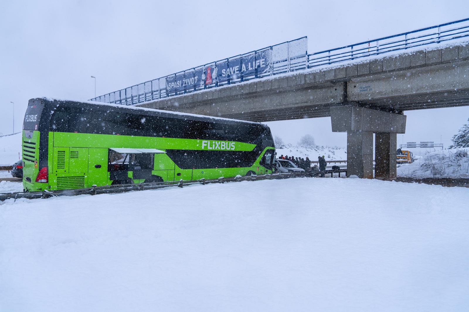 Lančani sudar autobusa i pet automobila kod Gospića