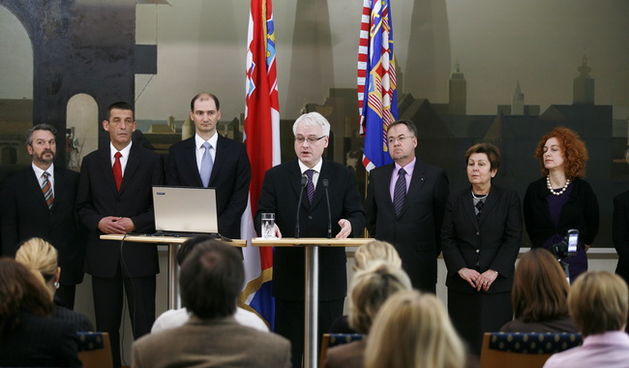 Zagreb, 190210.
Pantovcak.
Predsjednicki dvori.
Predsjednik RH Ivo Josipovic predstavio je danas svoje suradnike.
Josko Paro,Zlatko Gareljic za obranu Josko Klisovic predstojnik ureda,,Ivo Josipovic,Drago Pilsel,Mirjana Mladineo,Romana Vlahutin za vanjsku