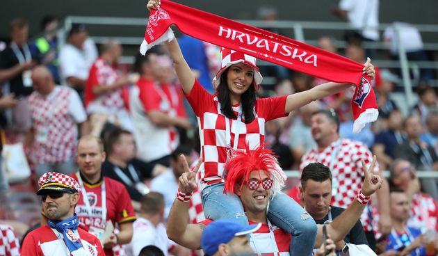 Navijači na tribinama čekaju početak polufinalnog susreta SP-a Hrvatska – Engleska