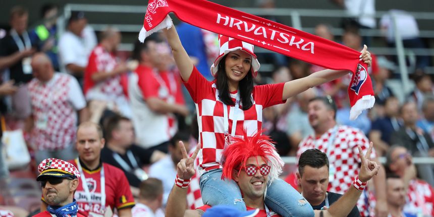 Navijači na tribinama čekaju početak polufinalnog susreta SP-a Hrvatska – Engleska Navijači na tribinama čekaju početak polufinalnog susreta SP-a Hrvatska – Engleska