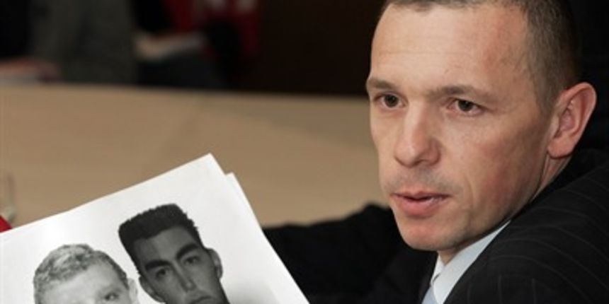 Borovec s fotorobotom policajaca (Foto: Srećko Niketić/CROPIX) Borovec s fotorobotom policajaca (Foto: Srećko Niketić/CROPIX)