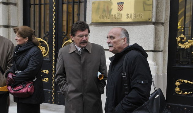 Zagreb, 201112.  
Predstavnici pet sindikalnih sredisnjica djelili su saborskim zastupnicima letke kojima podrzavaju prijedlog Hrvatskih Laburista za izmjene kaznenog zakona.
Na fotografiji: Vilim Ribic i Ozren Matijasevic.
Foto: Admir Buljubasic / CROPIX