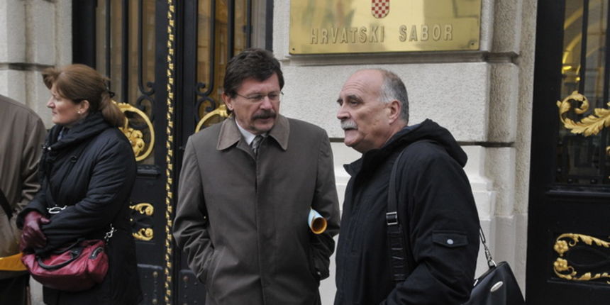 Zagreb, 201112.  
Predstavnici pet sindikalnih sredisnjica djelili su saborskim zastupnicima letke kojima podrzavaju prijedlog Hrvatskih Laburista za izmjene kaznenog zakona.
Na fotografiji: Vilim Ribic i Ozren Matijasevic.
Foto: Admir Buljubasic / CROPIX