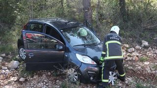 Dvoje ozlijeđenih u sudaru dva automobila na vodičkoj obilaznici, intervenirali i vatrogasci Dvoje ozlijeđenih u sudaru dva automobila na vodičkoj obilaznici, intervenirali i vatrogasci