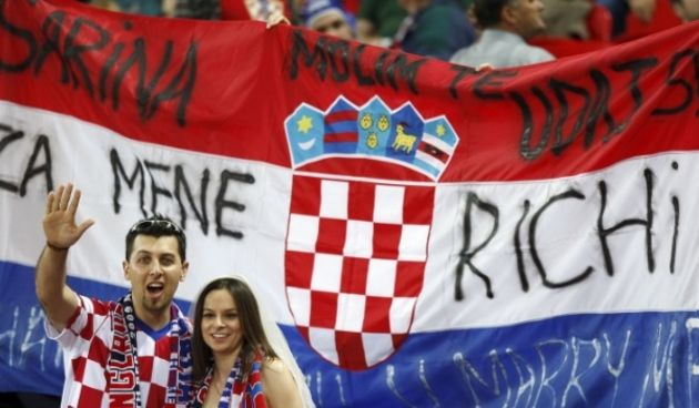 Zaprosio djevojku zastavom usred tekme na Wembleyu (Index.hr)