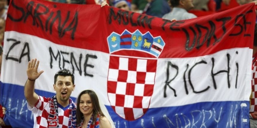 Zaprosio djevojku zastavom usred tekme na Wembleyu (Index.hr)