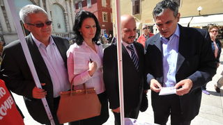 Zadar, 140513.
Ministar poduzetnistva i obrta, Gordan Maras, danas je posjetio Zadar i u drustvu SDP-ovog kandidata za gradonacelnika Ive Bilica prosetao gradom i posjetio SDP-ov stand.
Na fotografiji: Gordan Maras (sredina) i Ivo Bilic (prvi s desna).
Fo Zadar, 140513.
Ministar poduzetnistva i obrta, Gordan Maras, danas je posjetio Zadar i u drustvu SDP-ovog kandidata za gradonacelnika Ive Bilica prosetao gradom i posjetio SDP-ov stand.
Na fotografiji: Gordan Maras (sredina) i Ivo Bilic (prvi s desna).
Fo
